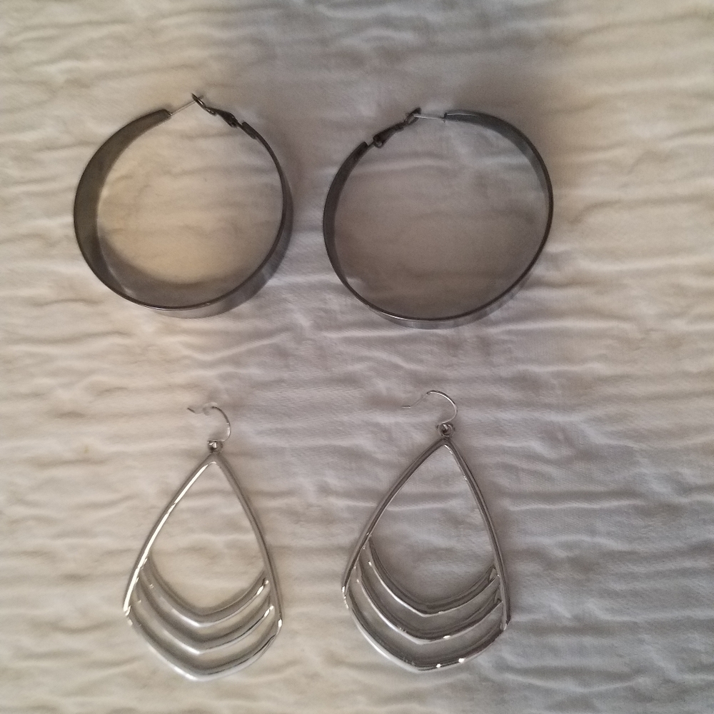 VINCE CAMUTO - 2 pairs of earrings new without tag